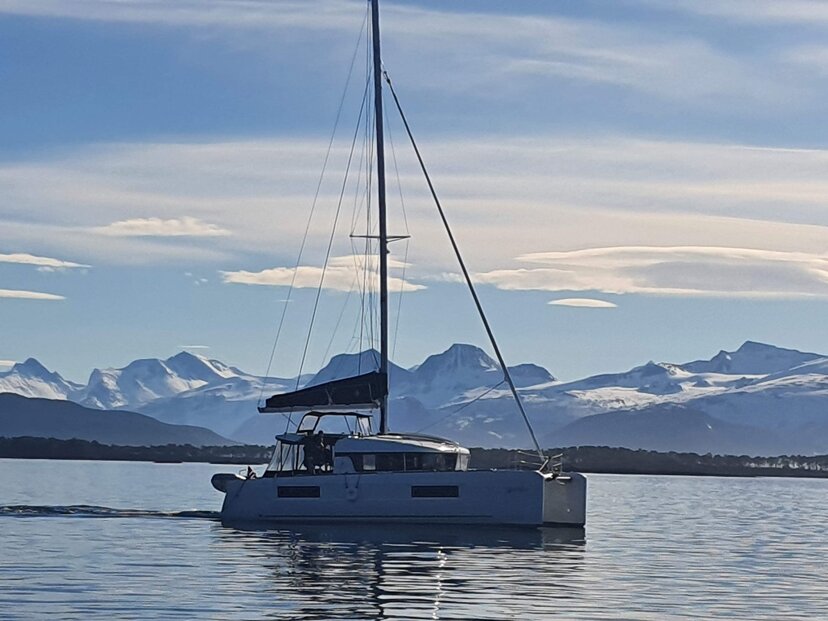 Lagoon 40 - 4 + 2 cab Arctic Charm